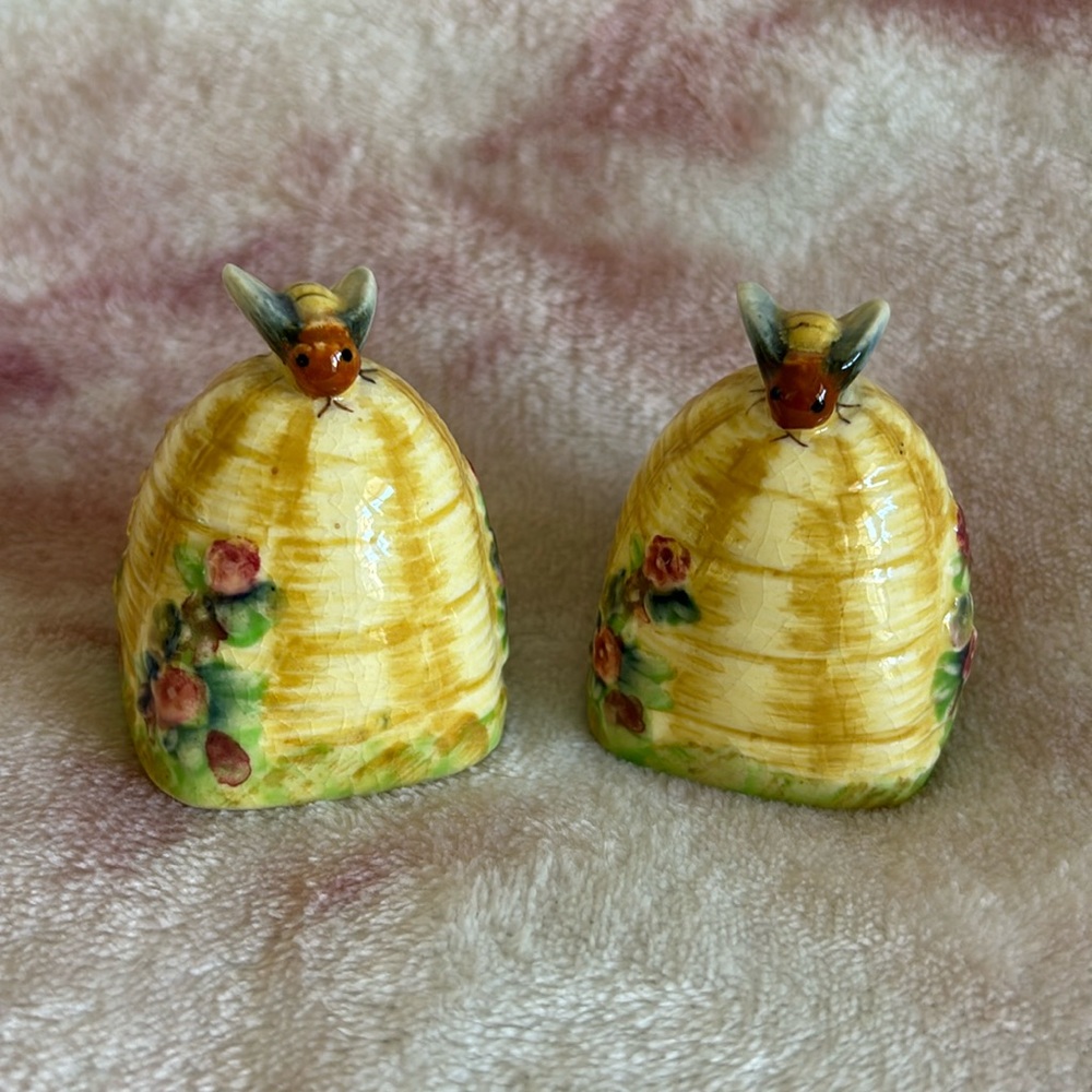 Vintage Japanese Bees and Hive Salt & Pepper Shaker Set Resale Nice Condition